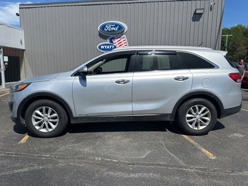 Used 2017 Kia Sorento AWD image 2