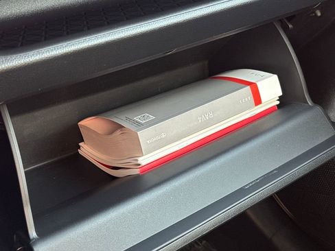 Used 2021 Toyota RAV4 LE image 28