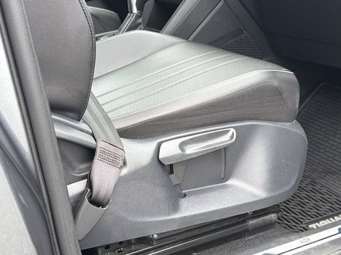 Used 2023 Volkswagen Tiguan SE R-Line FWD image 9