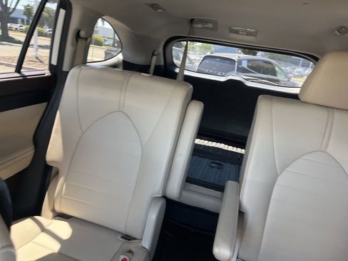 Used 2021 Toyota Highlander XLE AWD/4WD image 18