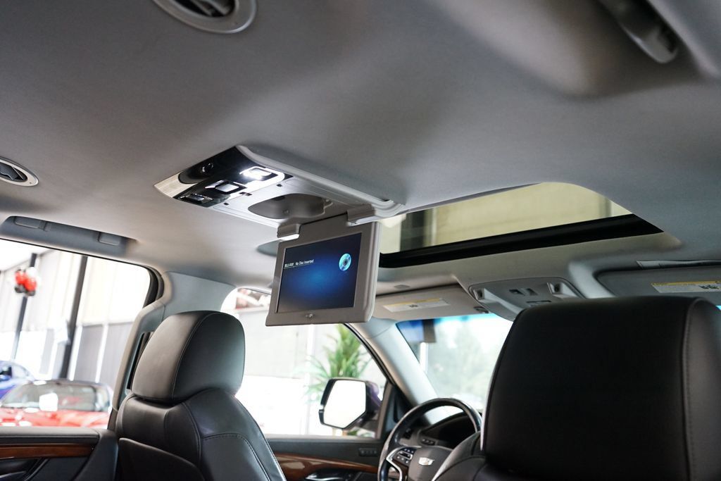Used 2018 Cadillac Escalade Luxury AWD/4WD image 2