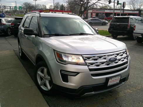 Used 2019 Ford Explorer XLT FWD image 3