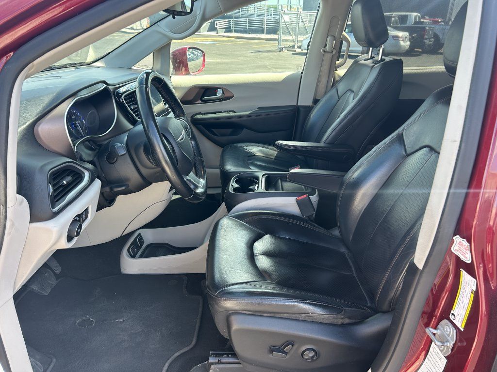 Used 2018 Chrysler Pacifica Touring-L FWD image 25