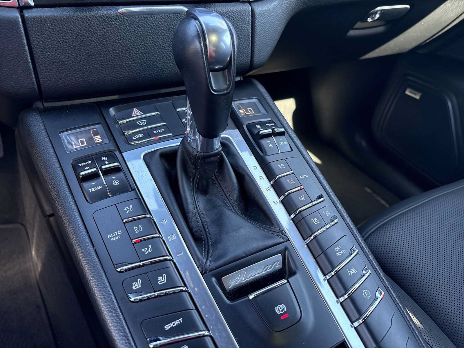 Used 2018 Porsche Macan AWD/4WD image 11