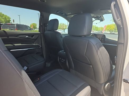 Used 2025 Chevrolet Traverse LT FWD image 27