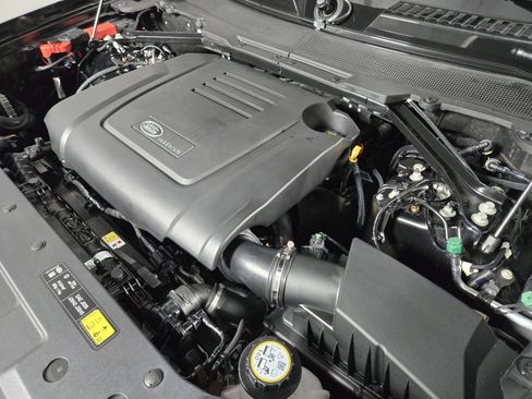 Used 2025 Land Rover Defender 110 S image 24