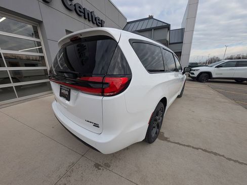 New 2026 Chrysler Pacifica Limited image 4
