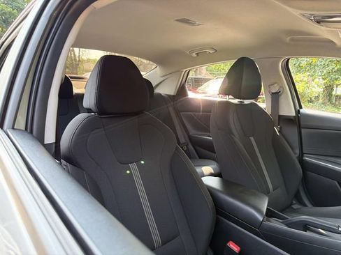 Used 2023 Hyundai Elantra SE w/ Preferred Accessory Package FWD image 11