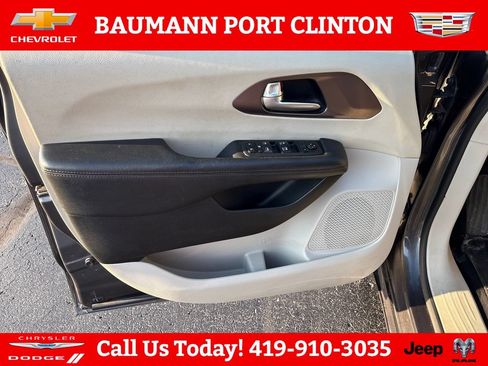 Used 2018 Chrysler Pacifica Touring-L FWD image 11