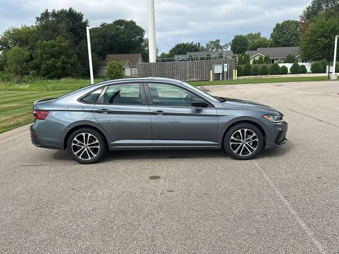 Used 2025 Volkswagen Jetta Sport FWD image 2