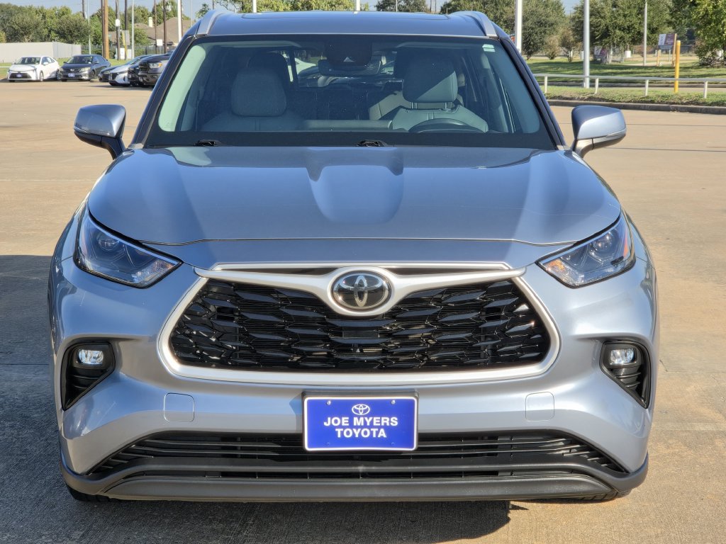 Used 2023 Toyota Highlander XLE FWD image 3