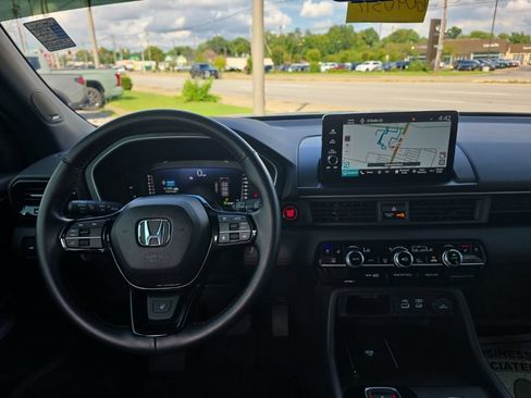Used 2025 Honda Pilot Black Edition image 14