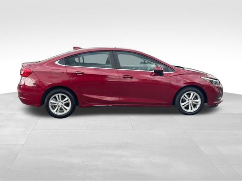 Used 2018 Chevrolet Cruze LT w/ Convenience Package FWD image 9