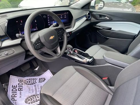 Used 2025 Chevrolet Trax LT FWD image 6