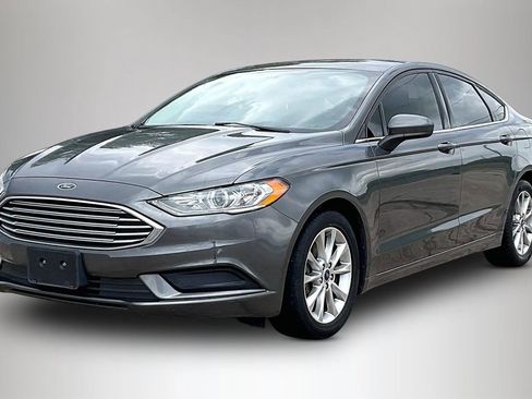 Used 2017 Ford Fusion SE w/ Fusion SE Technology Package FWD image 2