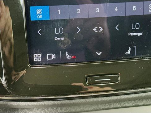 Used 2024 Volvo XC40 B5 Ultimate w/ Protection Package Premier image 24