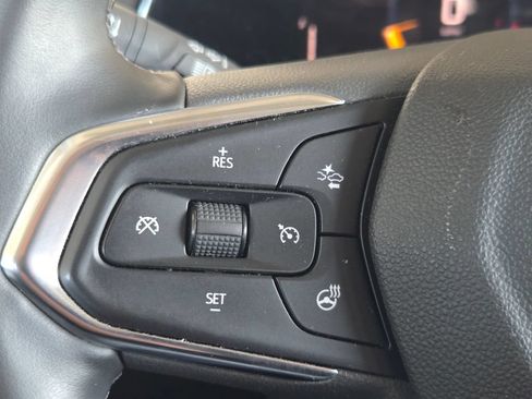 Used 2025 Chevrolet Trax LT w/ LT Convenience Package FWD image 11