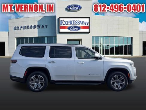 Used 2022 Jeep Wagoneer Series III AWD/4WD image 5