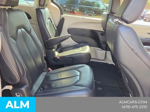 Used 2022 Chrysler Pacifica Touring-L FWD image 17