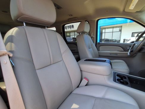 Used 2008 Chevrolet Suburban LT w/ LT Preferred Equipment Group AWD/4WD image 15