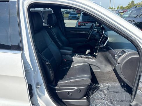 Used 2018 Jeep Grand Cherokee Overland AWD/4WD image 9