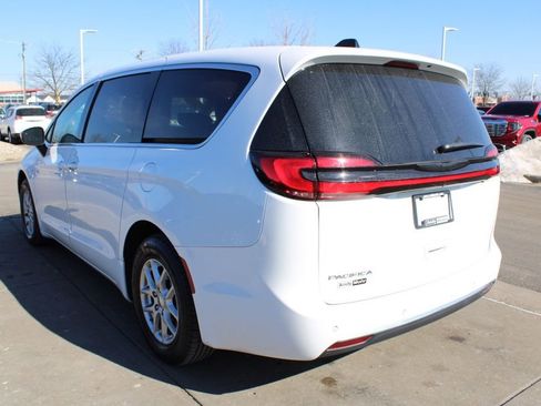 Used 2023 Chrysler Pacifica Touring-L image 5