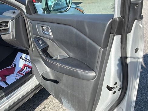 Used 2024 Nissan Rogue SV AWD/4WD image 18