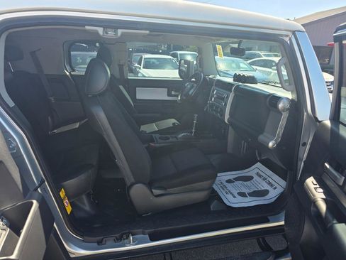 Used 2007 Toyota FJ Cruiser 2WD w/ Upgrade Pkg 1 image 12