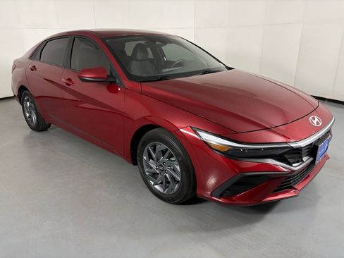 Used 2024 Hyundai Elantra Blue image 2