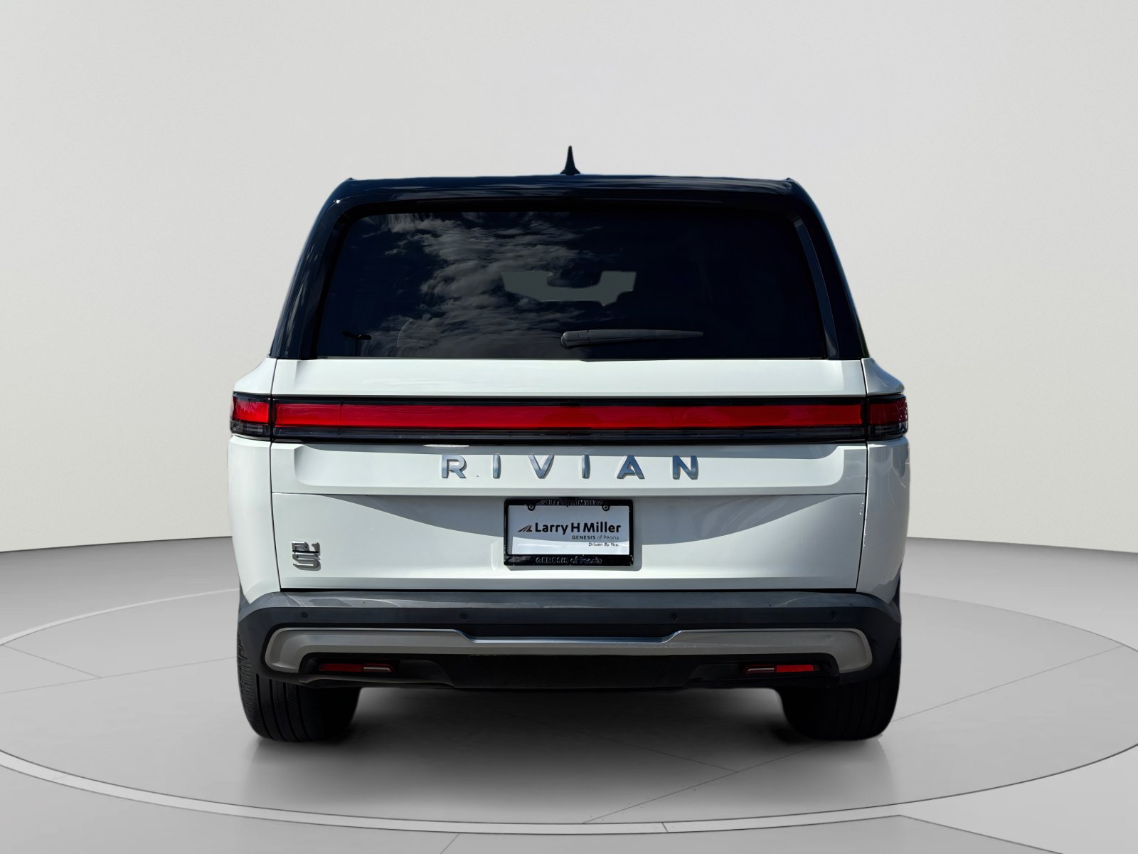 Used 2025 Rivian R1S Adventure Dual AWD/4WD image 4