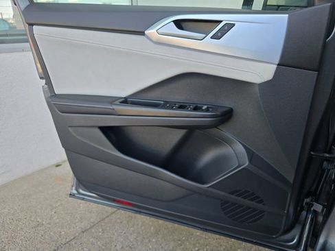 Used 2025 Volkswagen Taos SE FWD image 18