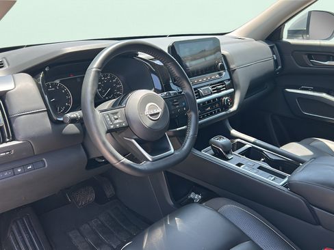 Used 2025 Nissan Pathfinder SL FWD image 14