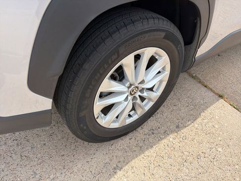 Used 2024 Toyota Corolla Cross LE image 4