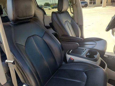 Used 2023 Chrysler Pacifica Touring-L FWD image 14