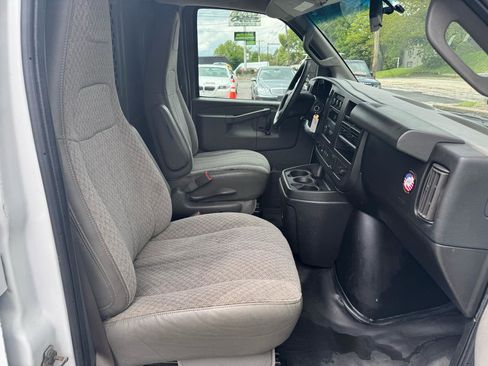 Used 2018 GMC Savana 2500 RWD image 12