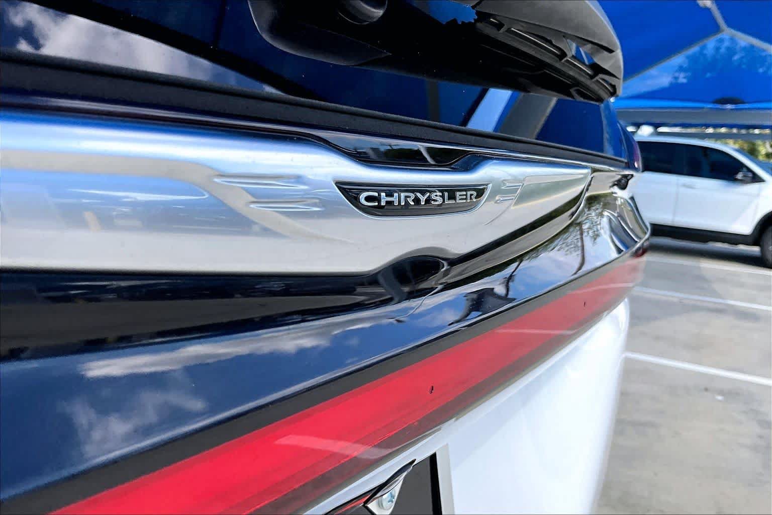 Used 2024 Chrysler Pacifica Touring-L FWD image 30