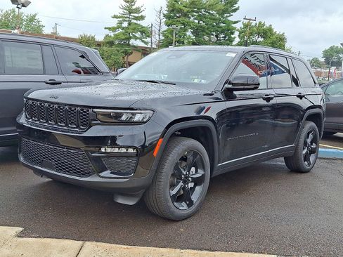 New 2025 Jeep Grand Cherokee Limited w/ Black Appearance Package image 3