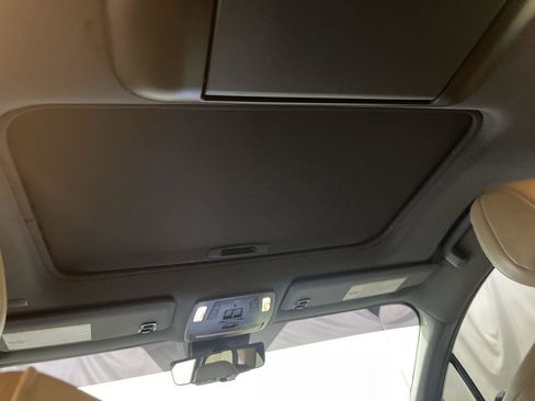 Used 2022 Toyota Sienna Limited image 22