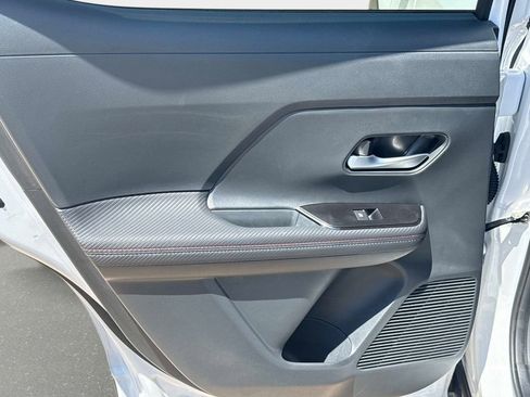 Used 2025 Nissan Kicks SR image 11