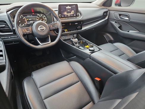 Used 2022 Nissan Rogue SV w/ SV Premium Package image 2