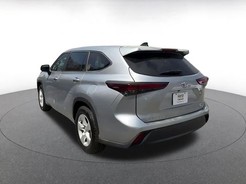 Used 2025 Toyota Highlander LE FWD image 11