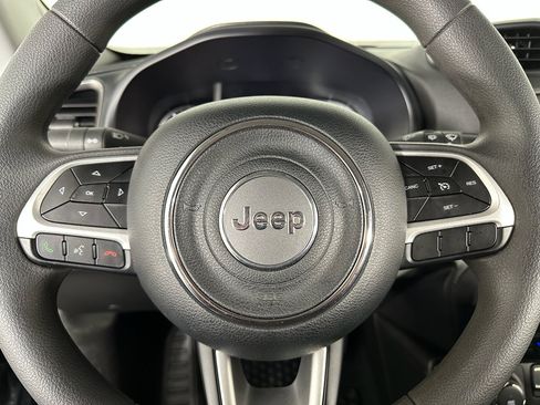 Used 2023 Jeep Renegade Latitude image 3