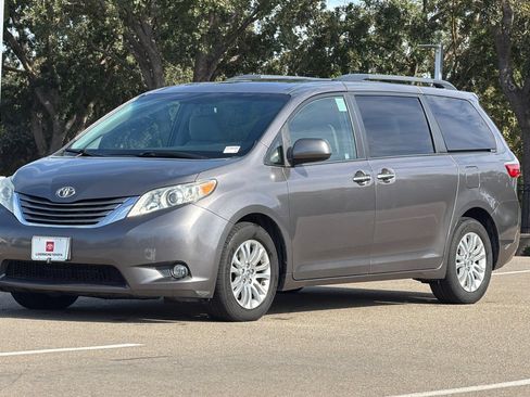 Used 2016 Toyota Sienna XLE w/ XLE Navigation Package FWD image 8