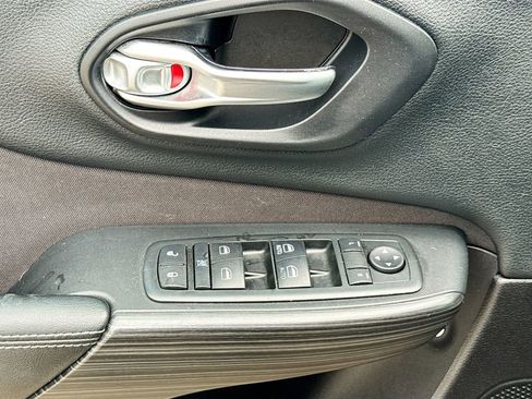 Used 2015 Jeep Cherokee Latitude FWD image 22