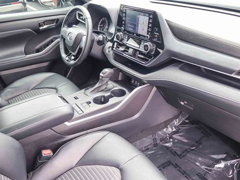 Used 2022 Toyota Highlander XSE FWD image 19