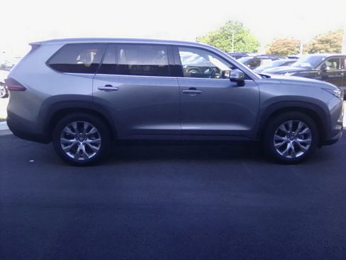 Used 2025 Toyota Grand Highlander FWD image 2