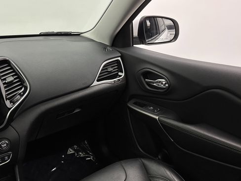 Used 2019 Jeep Cherokee Limited w/ Technology Group FWD image 32