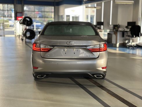 Used 2018 Lexus ES 350 w/ Luxury Package w/Wood Trim FWD image 6