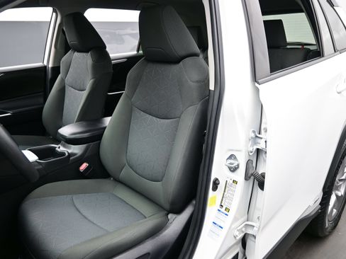 Used 2022 Toyota RAV4 XLE AWD/4WD image 12