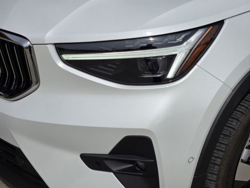 Used 2025 Volvo XC40 B5 Plus w/ Protection Package Premier image 14